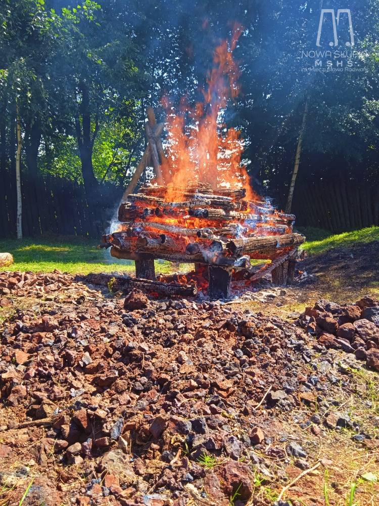 Zdjęcie: Prażenie rudy żelaza pozyskanej z lokalnych złoży po byłej Kopalni Pirytu "Staszic" w Rudkach.